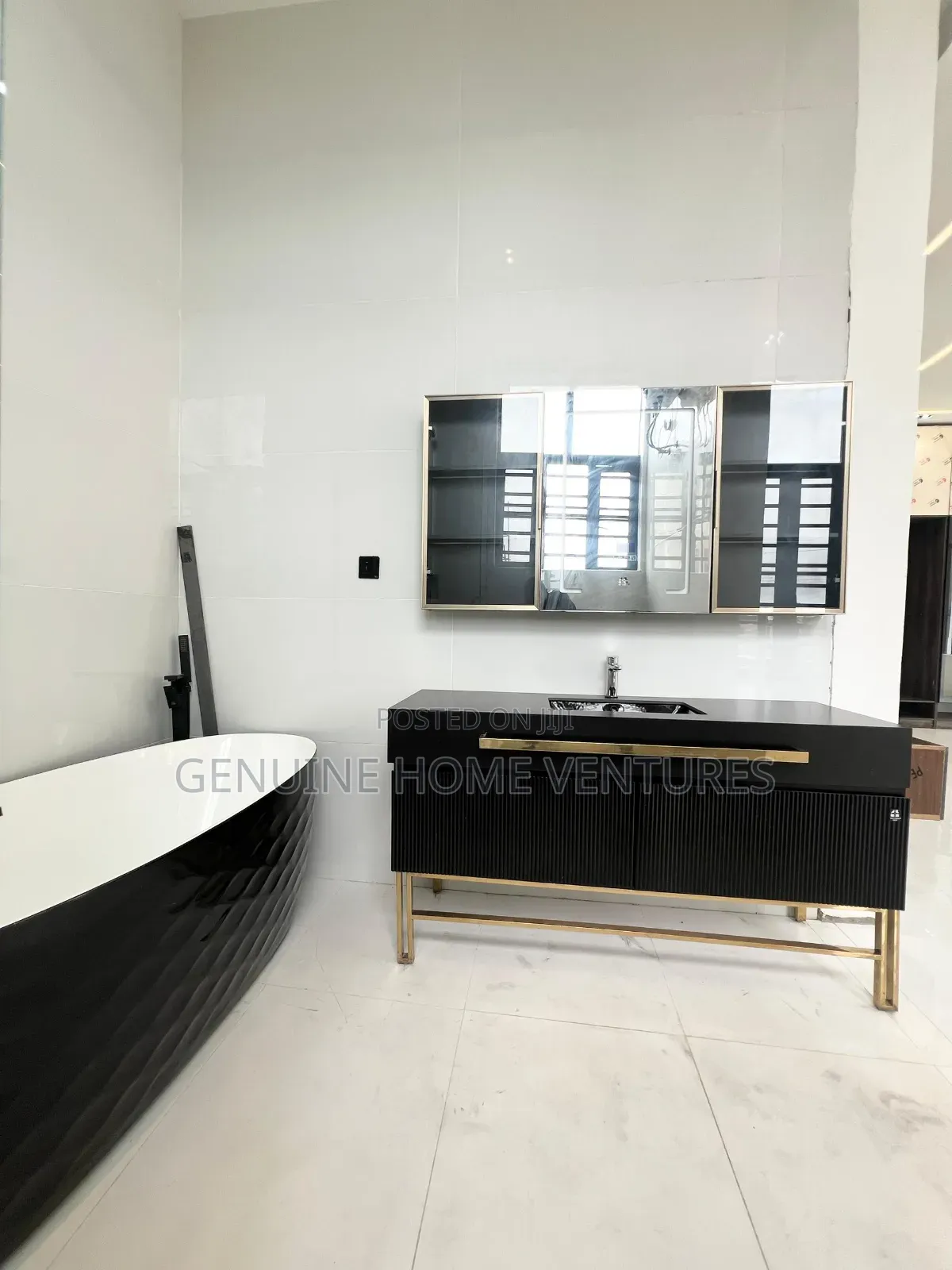 5bdrm Duplex in Chevron for sale in Chevron