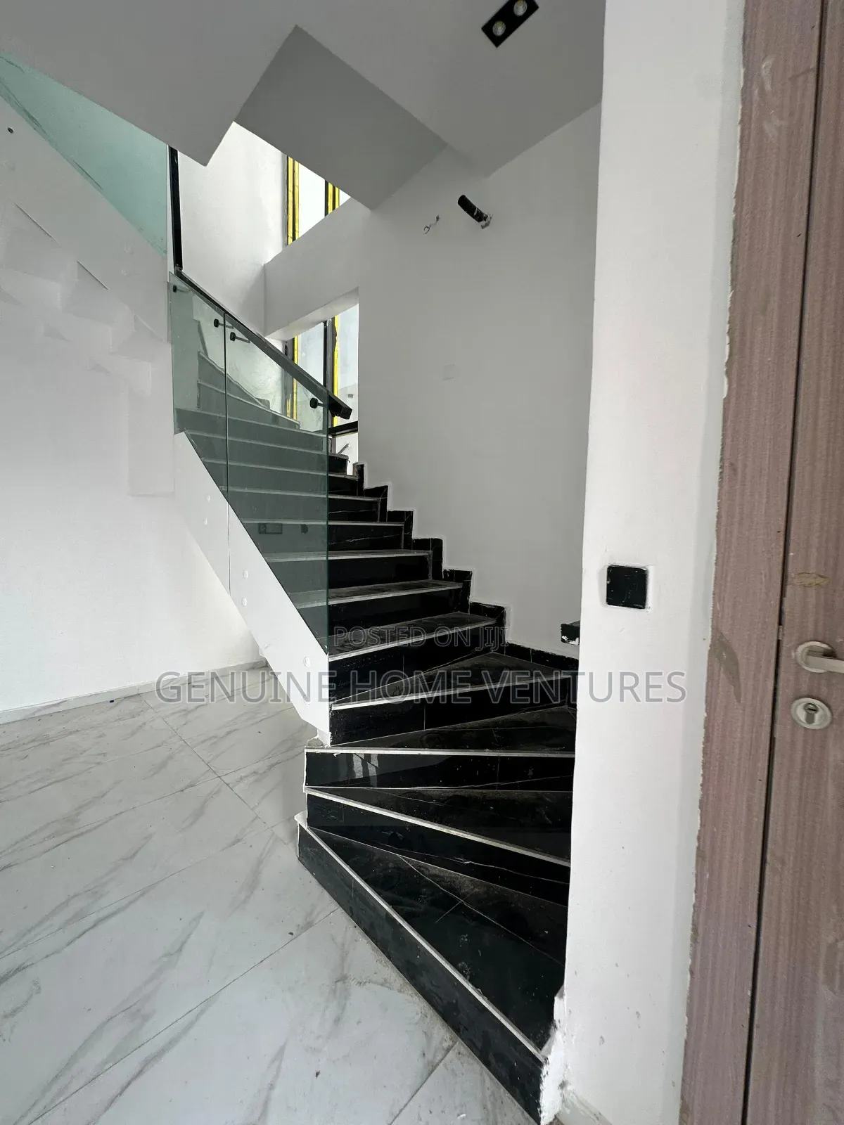 4bdrm Duplex in Chevron for sale in Chevron