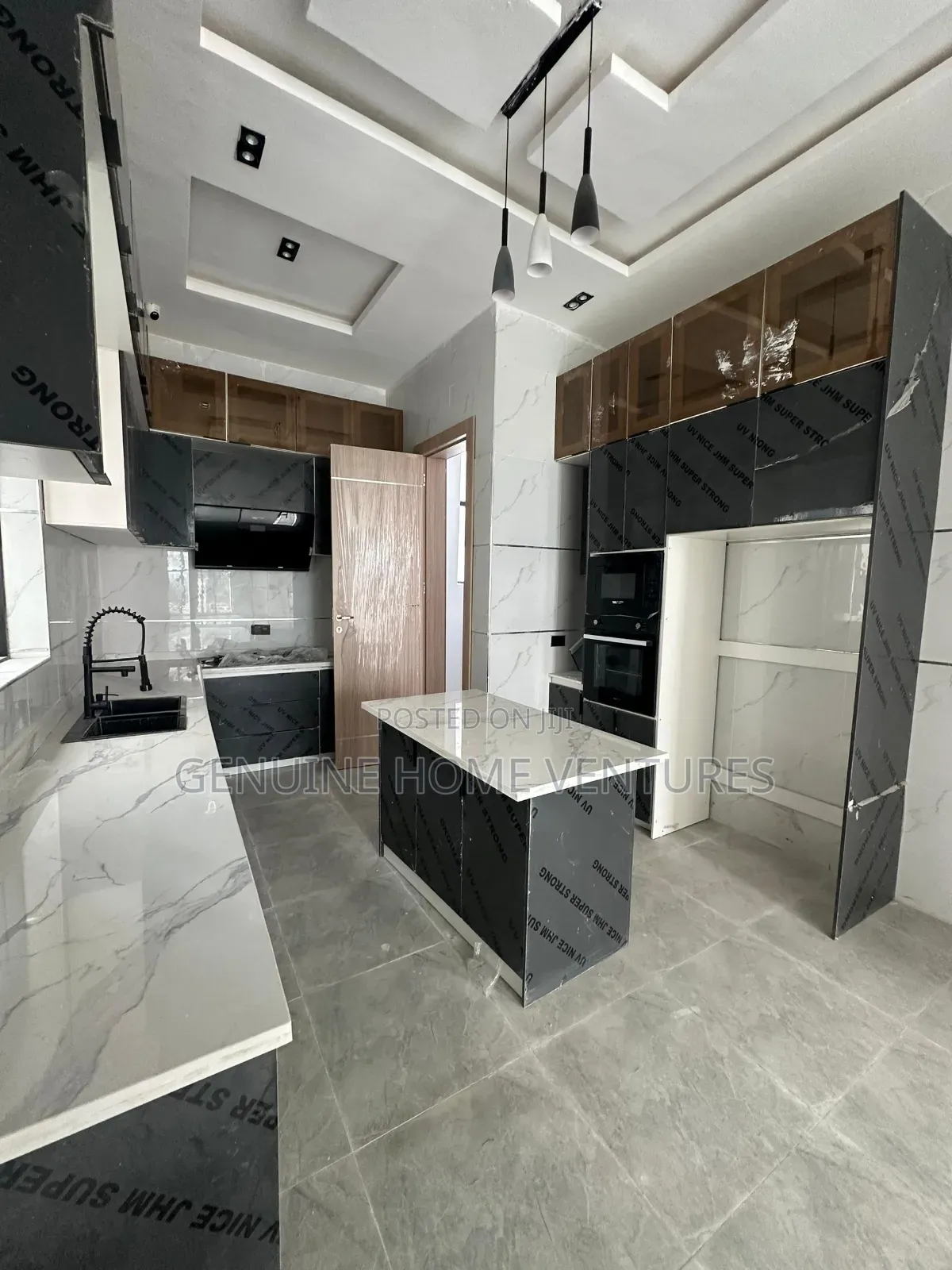 4bdrm Duplex in Chevron for sale in Chevron
