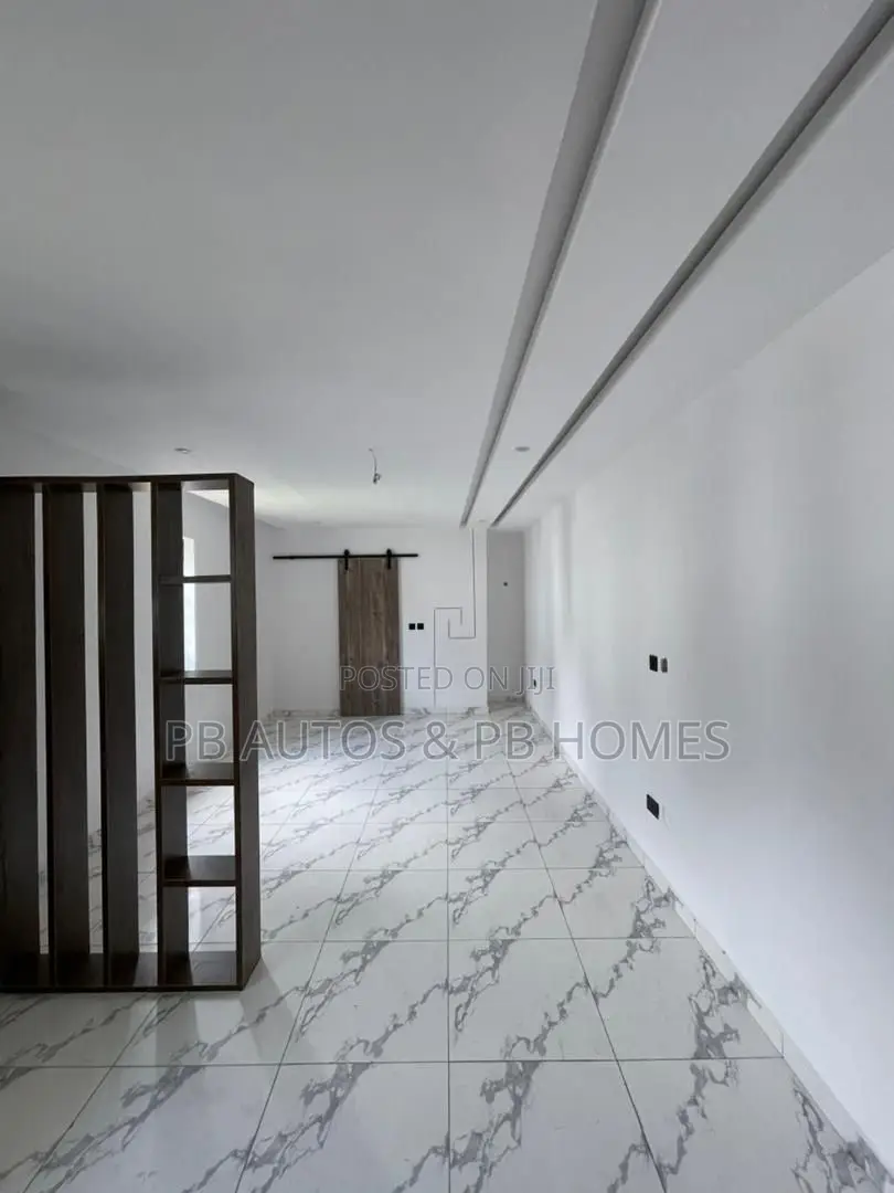 Furnished Studio Apartment in Chevron for sale in Chevron