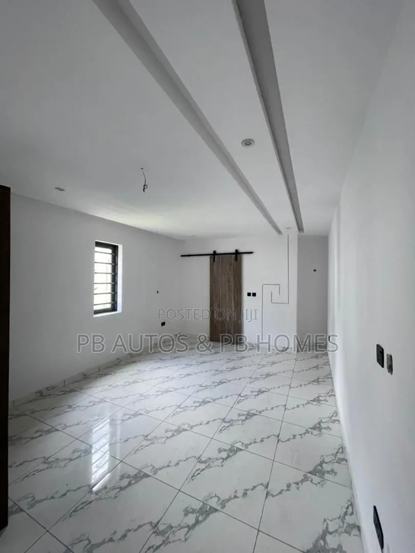 Furnished Studio Apartment in Chevron for sale in Chevron