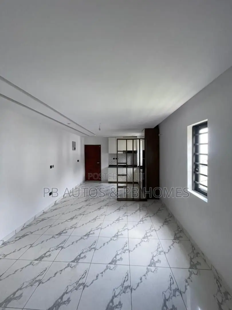 Furnished Studio Apartment in Chevron for sale in Chevron