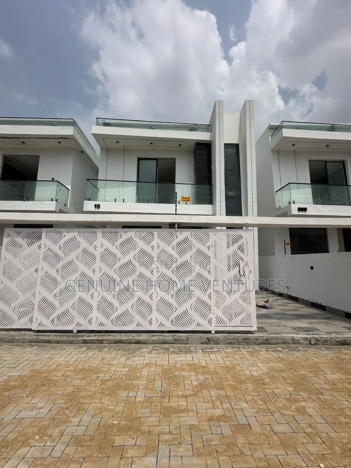 4bdrm Duplex in Orchid Road, Chevron for sale in Chevron