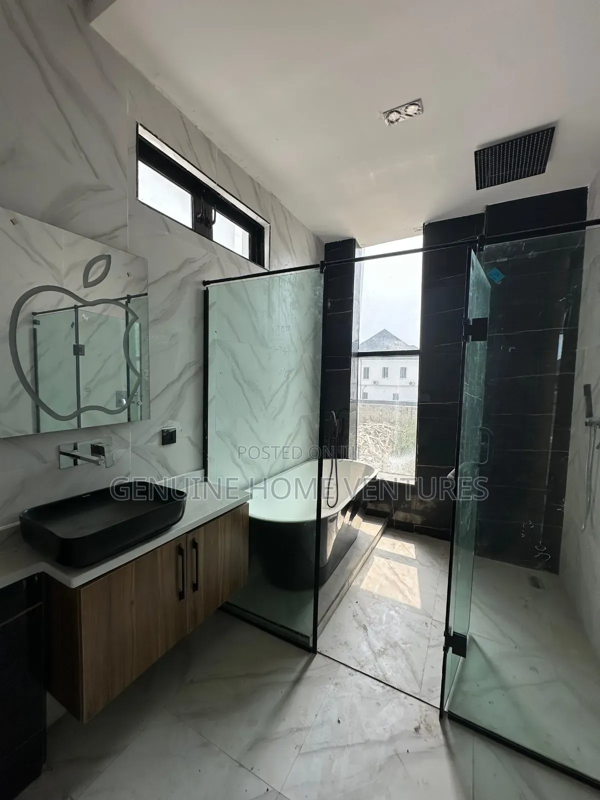 4bdrm Duplex in Orchid Road, Chevron for sale in Chevron