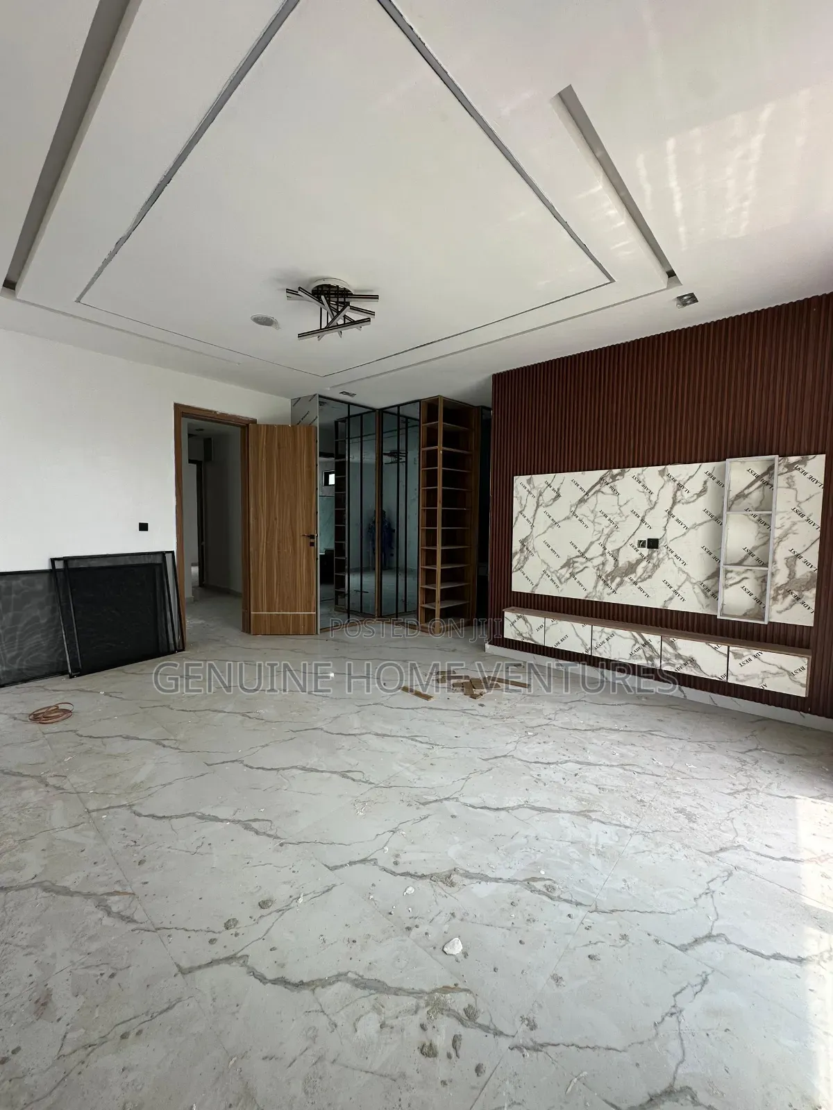 4bdrm Duplex in Orchid Road, Chevron for sale in Chevron