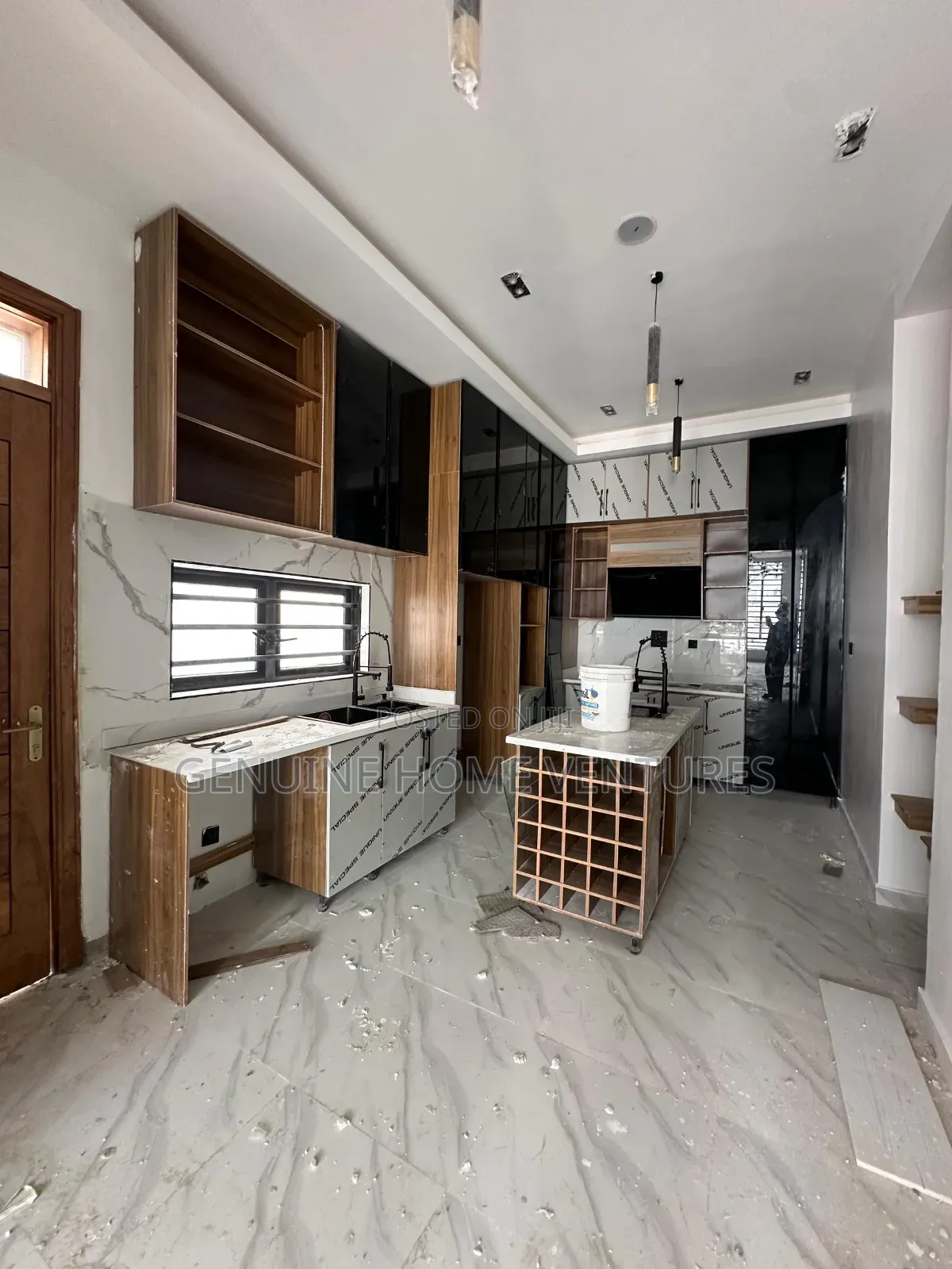 4bdrm Duplex in Orchid Road, Chevron for sale in Chevron