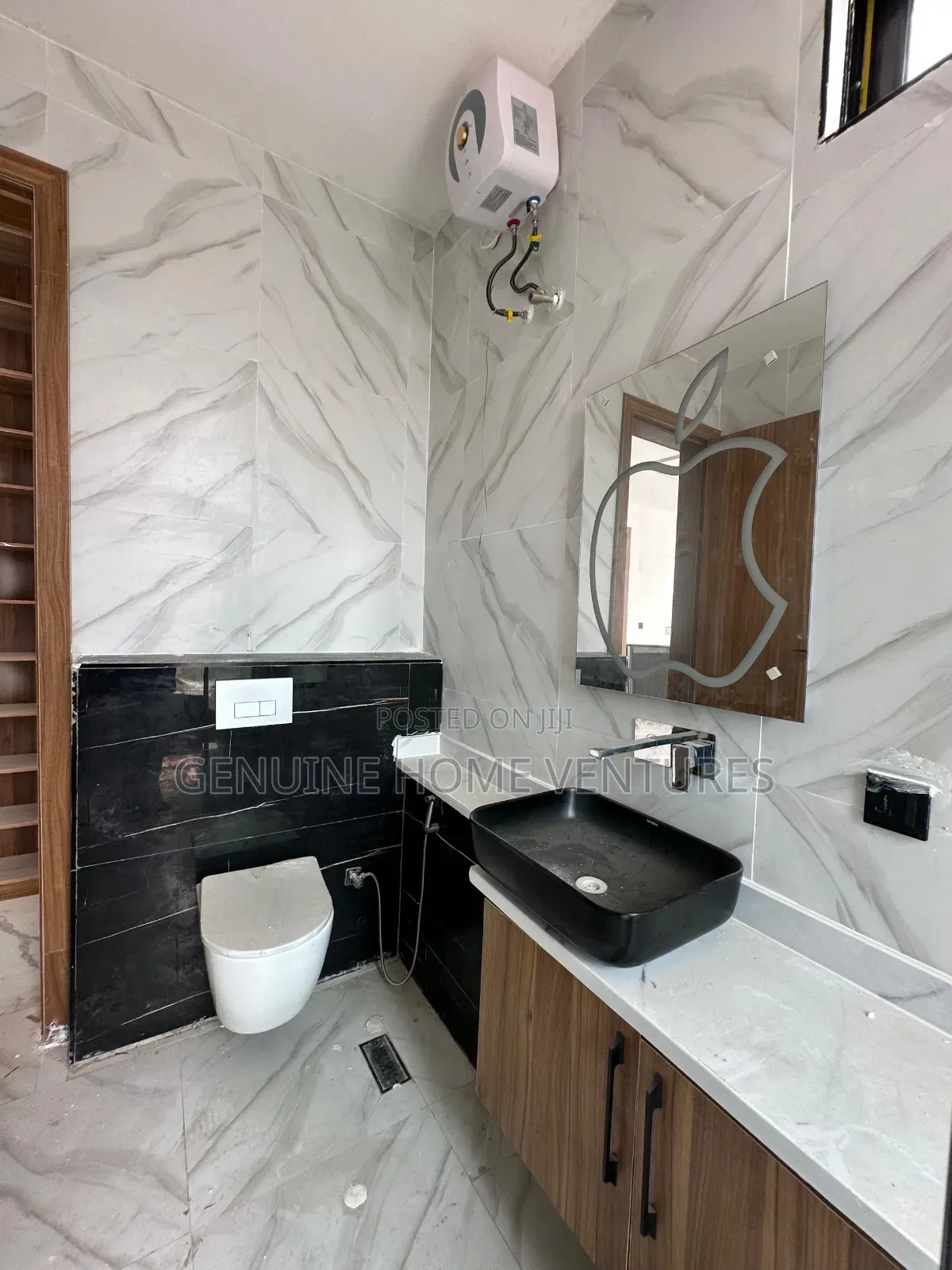 4bdrm Duplex in Orchid Road, Chevron for sale in Chevron