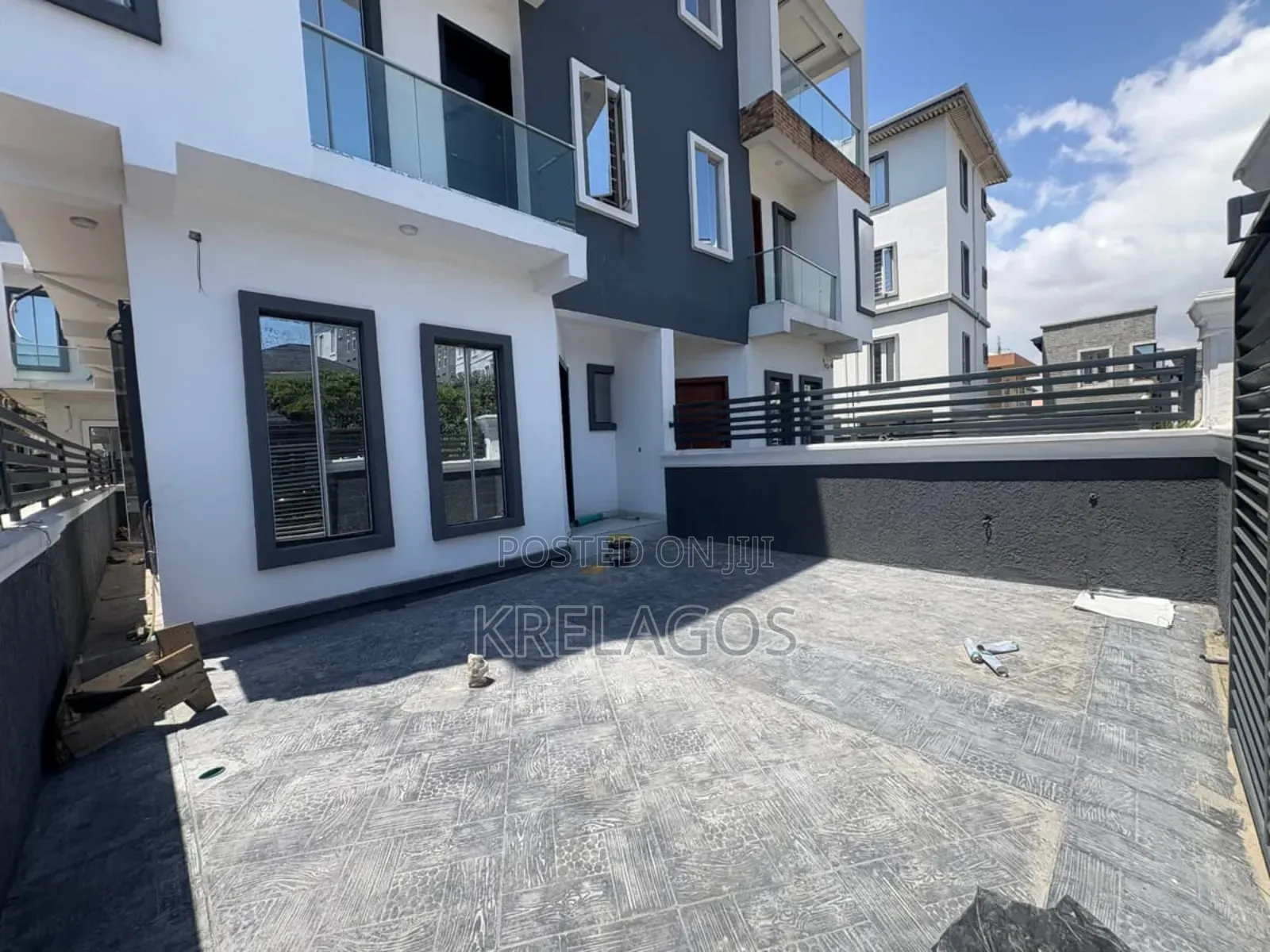 5bdrm Duplex in Agungi for sale in Agungi