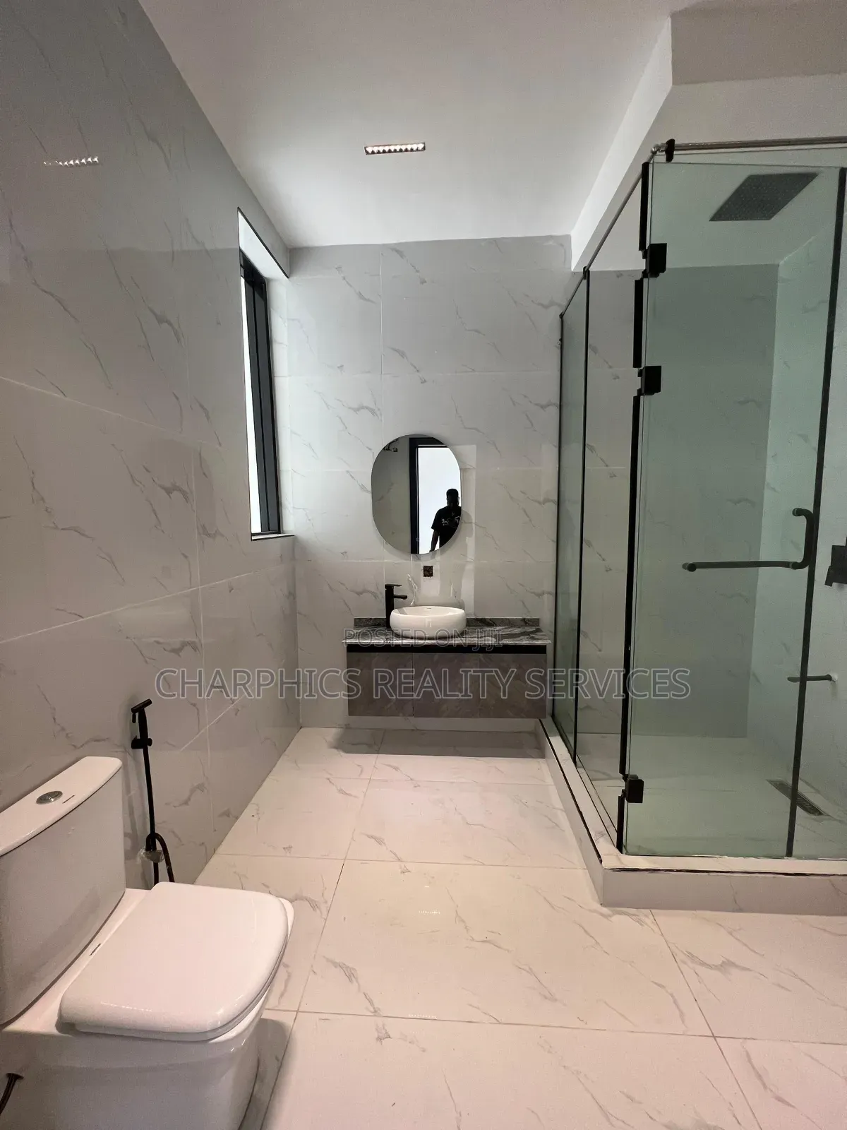 5bdrm Duplex in Chevron for sale in Chevron