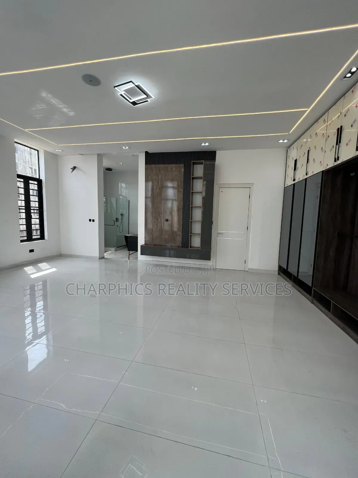 5bdrm Duplex in Chevron for sale in Chevron