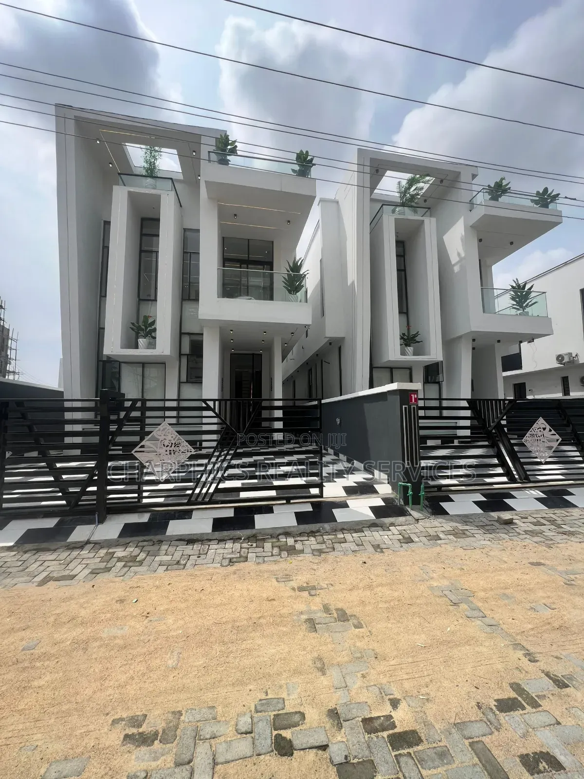 5bdrm Duplex in Chevron for sale in Chevron