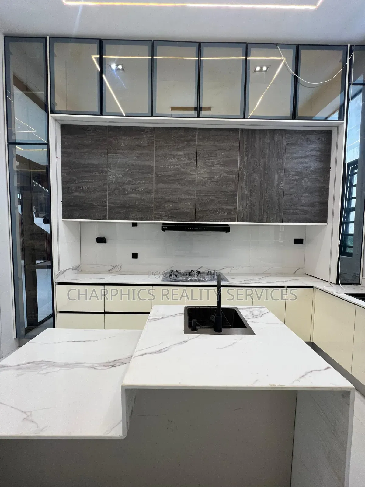 5bdrm Duplex in Chevron for sale in Chevron