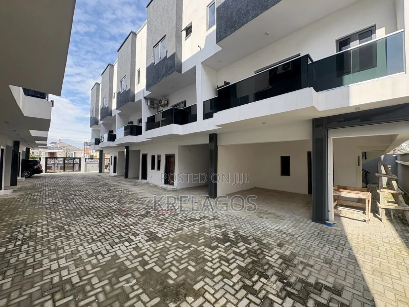 4bdrm Duplex in Agungi for sale in Agungi