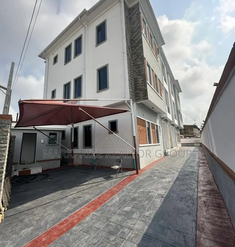 3bdrm Apartment in Surulere Lagos for sale in Surulere