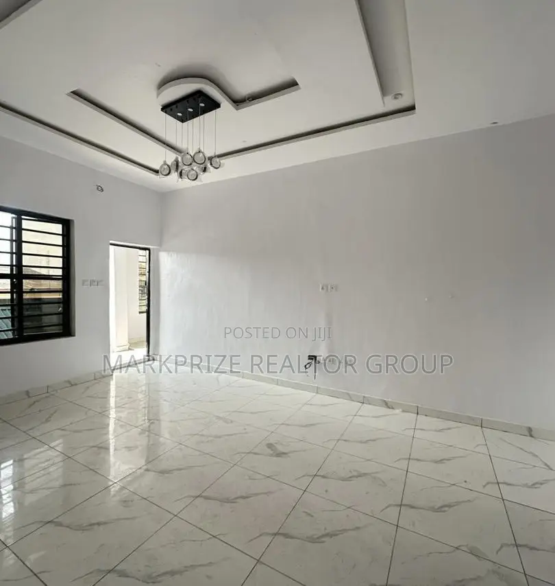 3bdrm Apartment in Surulere Lagos for sale in Surulere