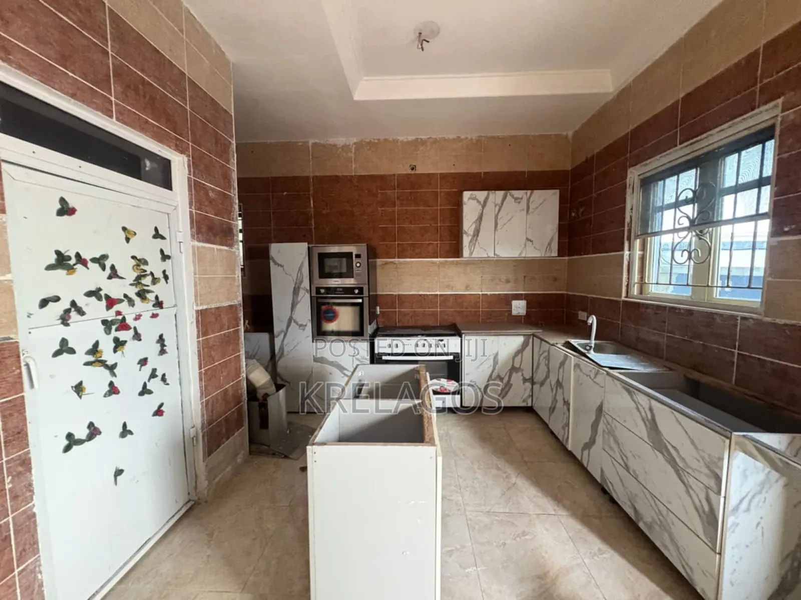 5bdrm Duplex in Chevron for sale in Chevron