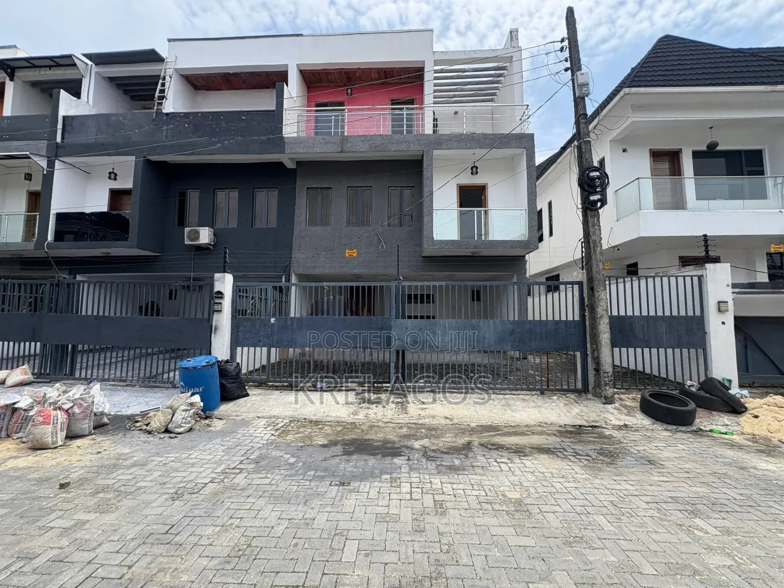 4bdrm Duplex in Idado for sale in Idado