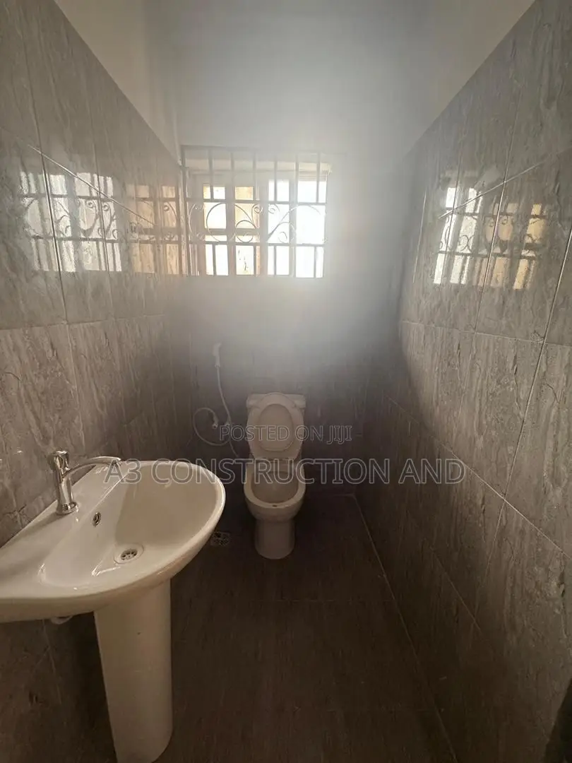 3bdrm Block of Flats in Alafia Estate Akobo for rent in Akobo