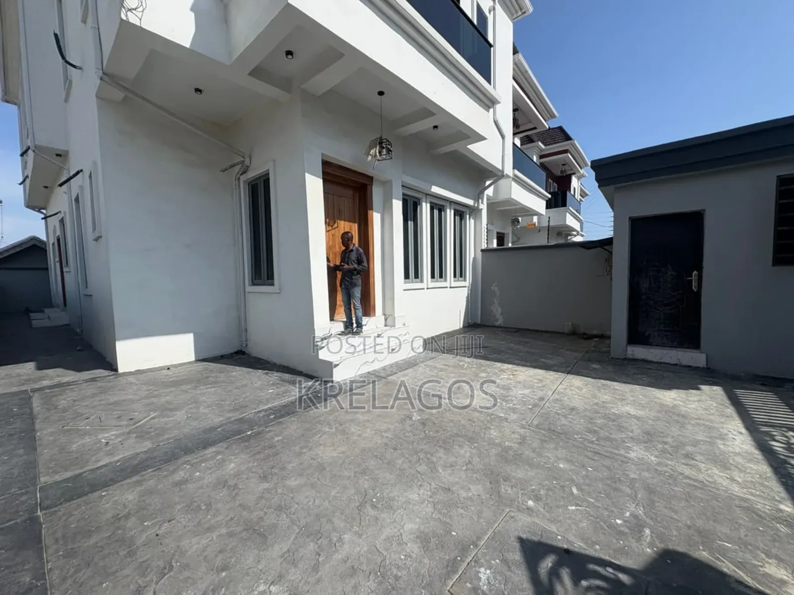 4bdrm Duplex in Alpha Beach Road, Chevron for sale in Chevron