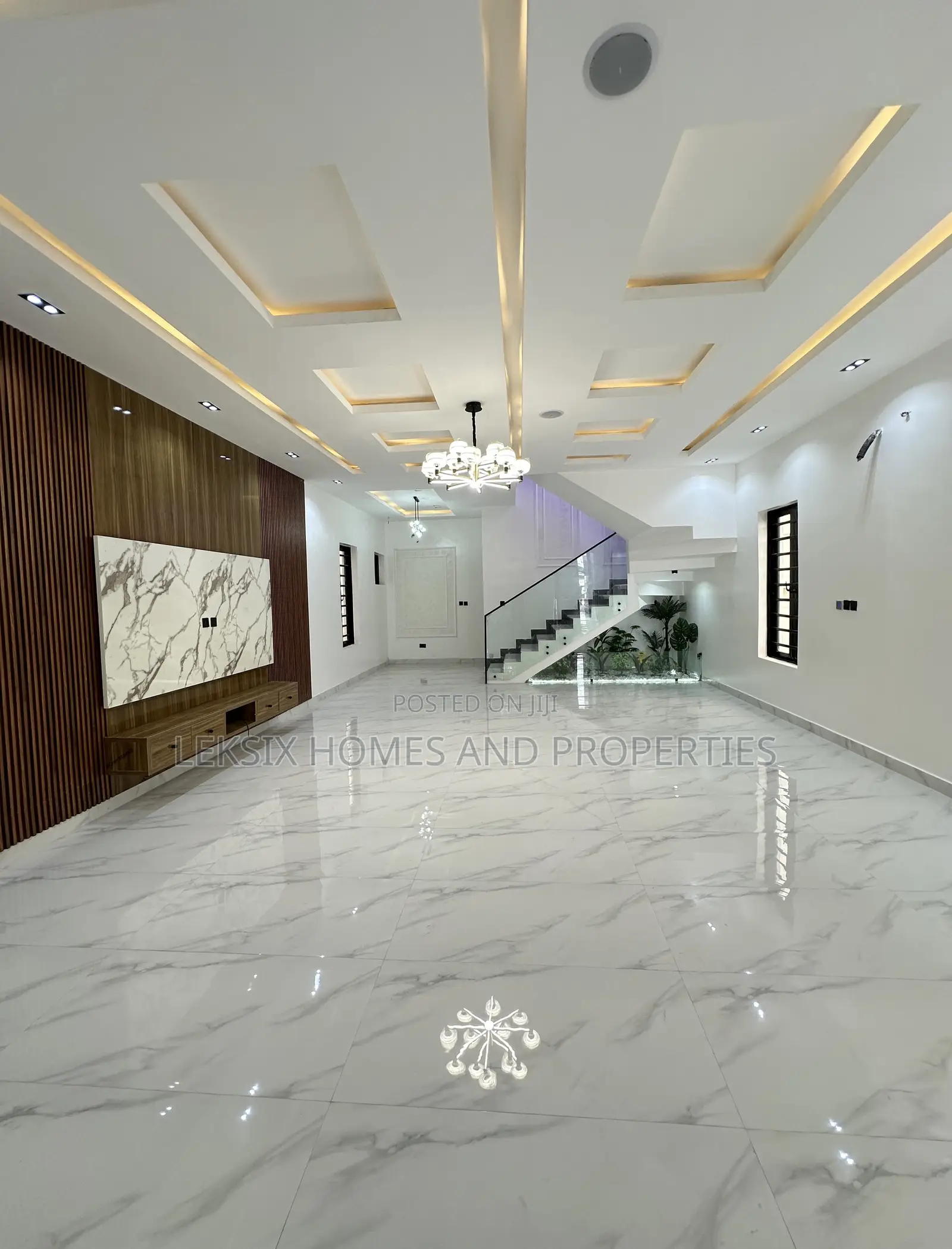 5bdrm Duplex in A Well Secured, Lekki Phase 2 for sale in Lekki Phase 2