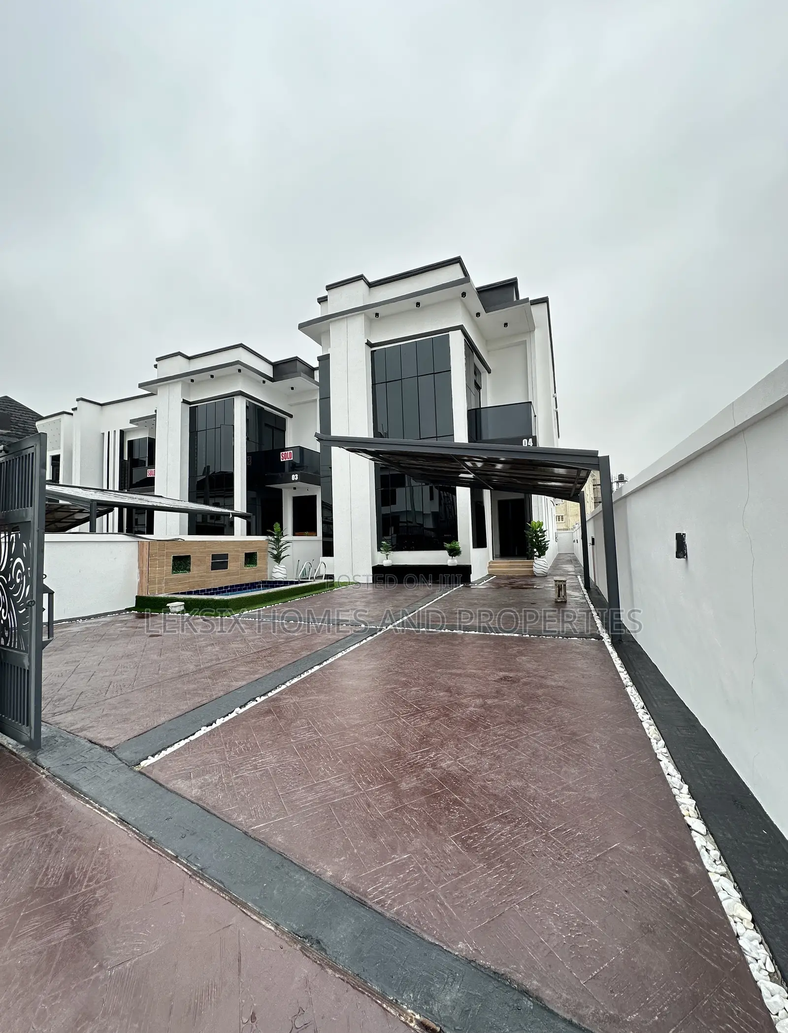 5bdrm Duplex in A Well Secured, Lekki Phase 2 for sale in Lekki Phase 2