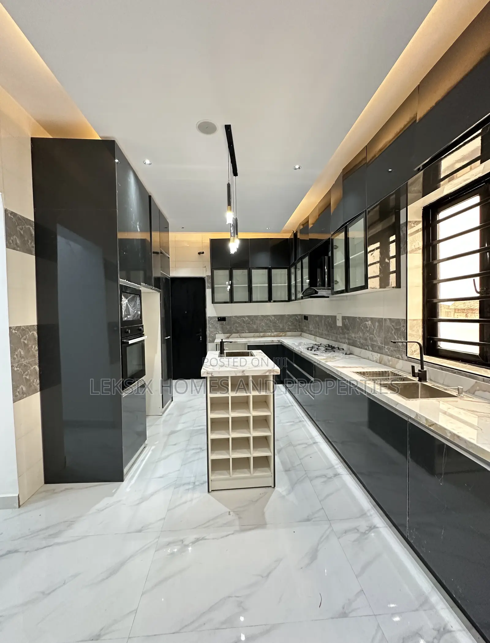 5bdrm Duplex in A Well Secured, Lekki Phase 2 for sale in Lekki Phase 2