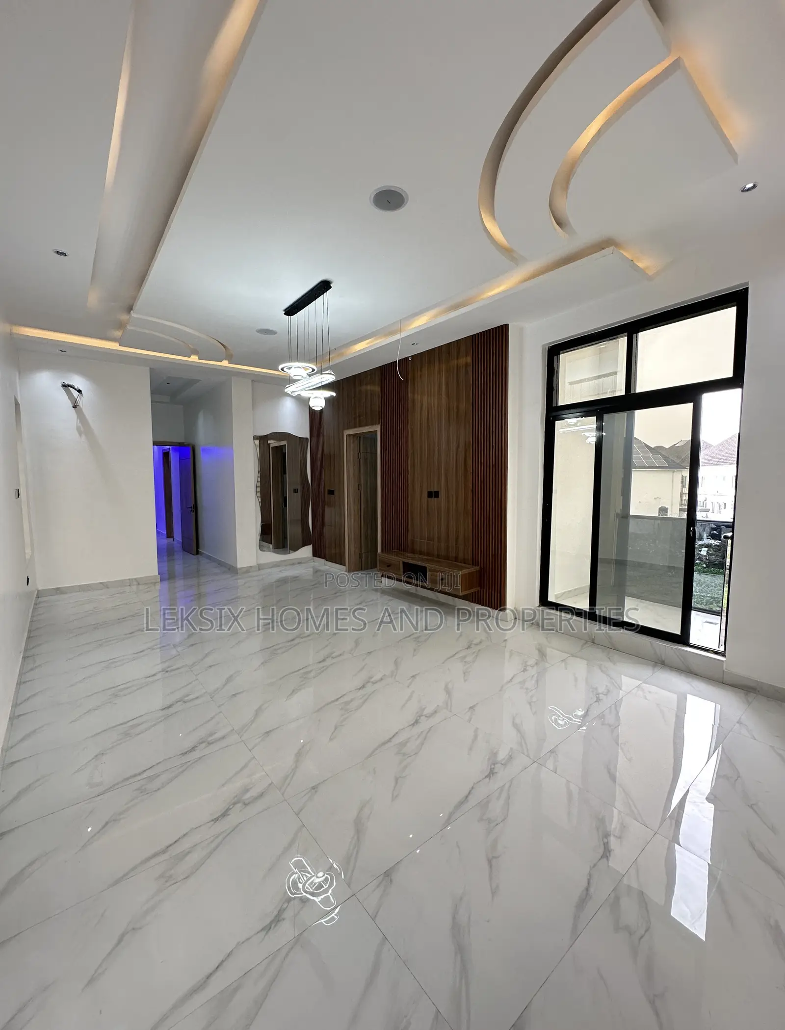 5bdrm Duplex in A Well Secured, Lekki Phase 2 for sale in Lekki Phase 2