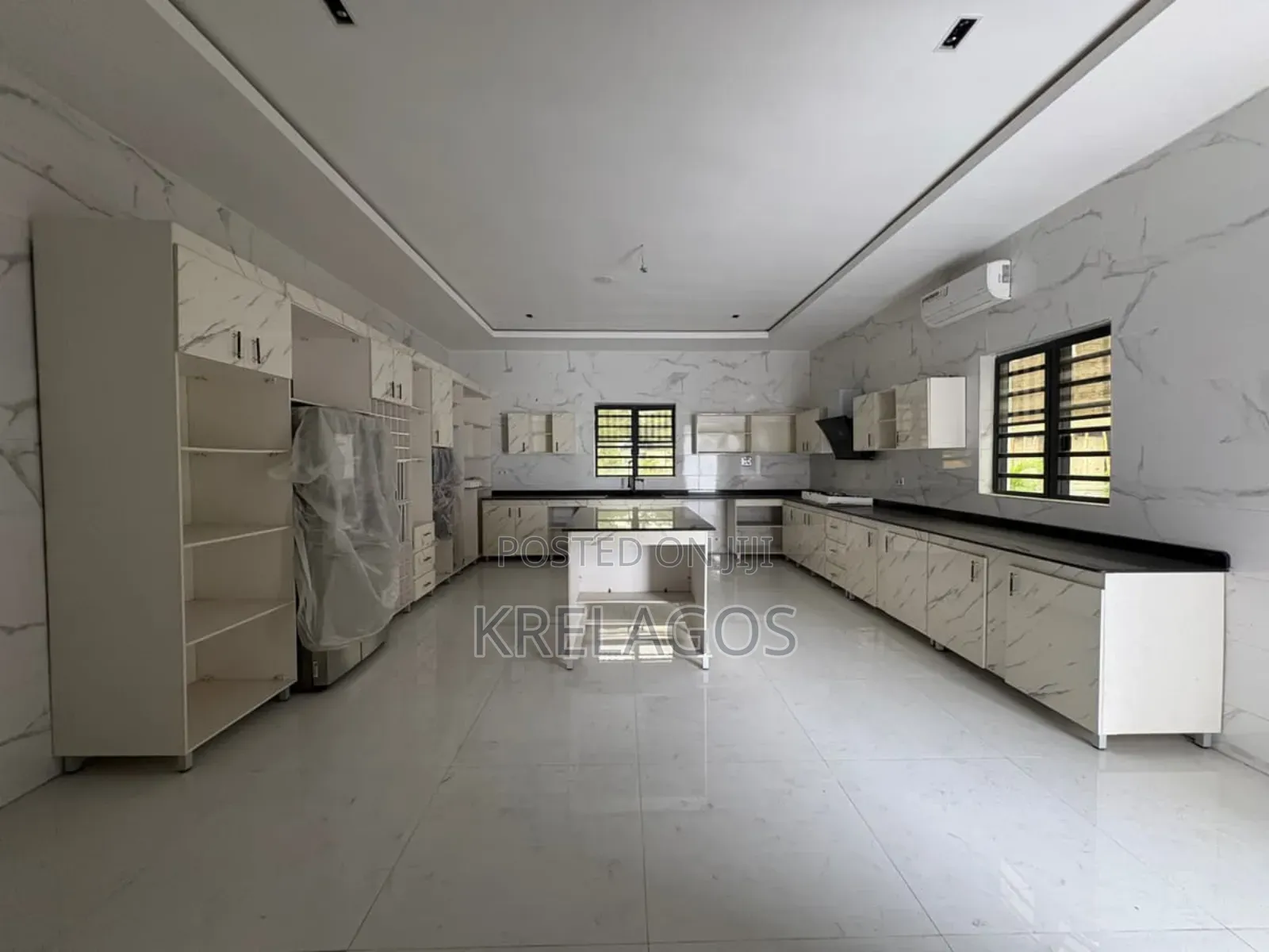 5bdrm House in Royal Garden Estate, Off Lekki-Epe Expressway for sale in Off Lekki-Epe Expressway