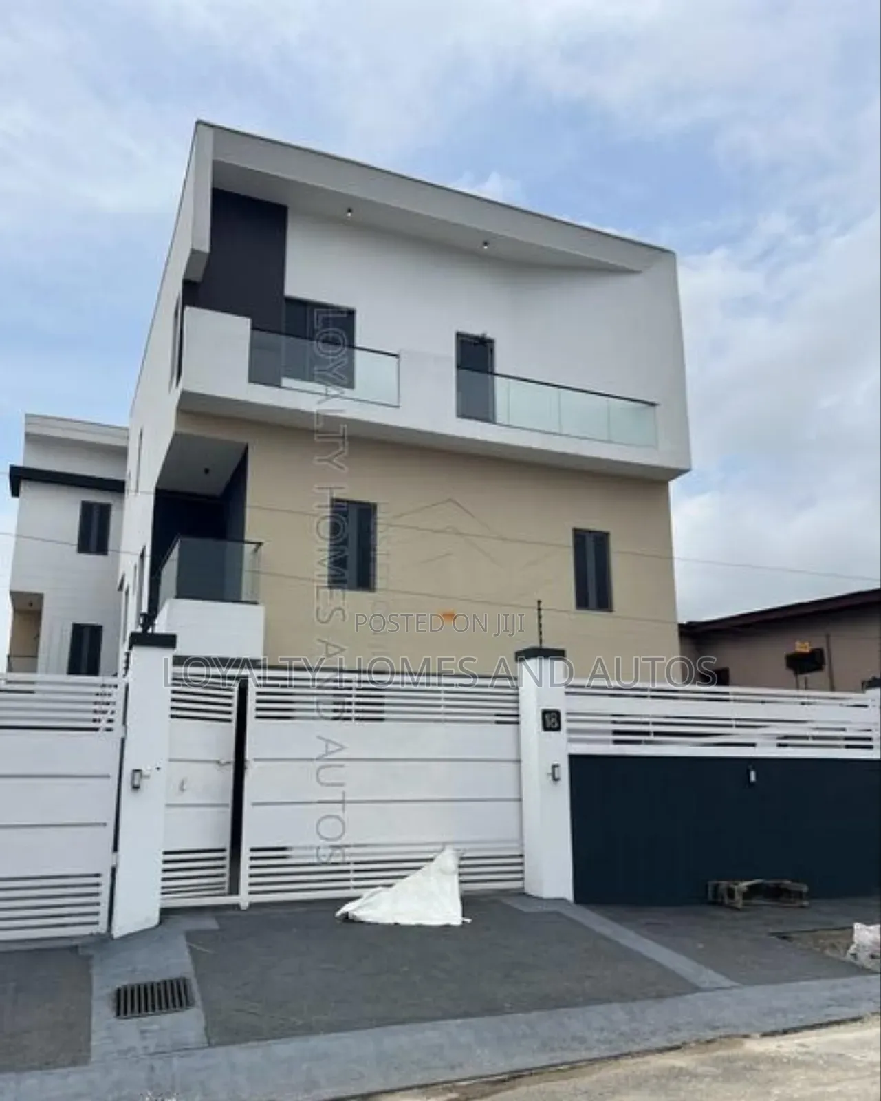 4bdrm Duplex in An Estate At Off for sale in Ikeja
