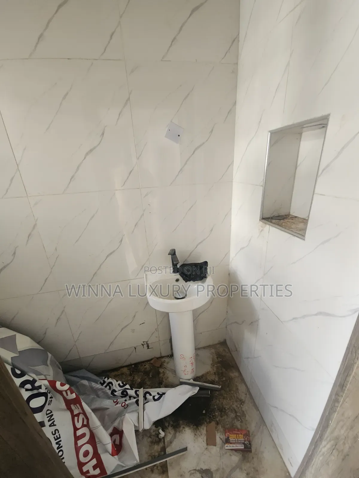 6bdrm Mansion in In A Mini Estate, for sale in Katampe Extension