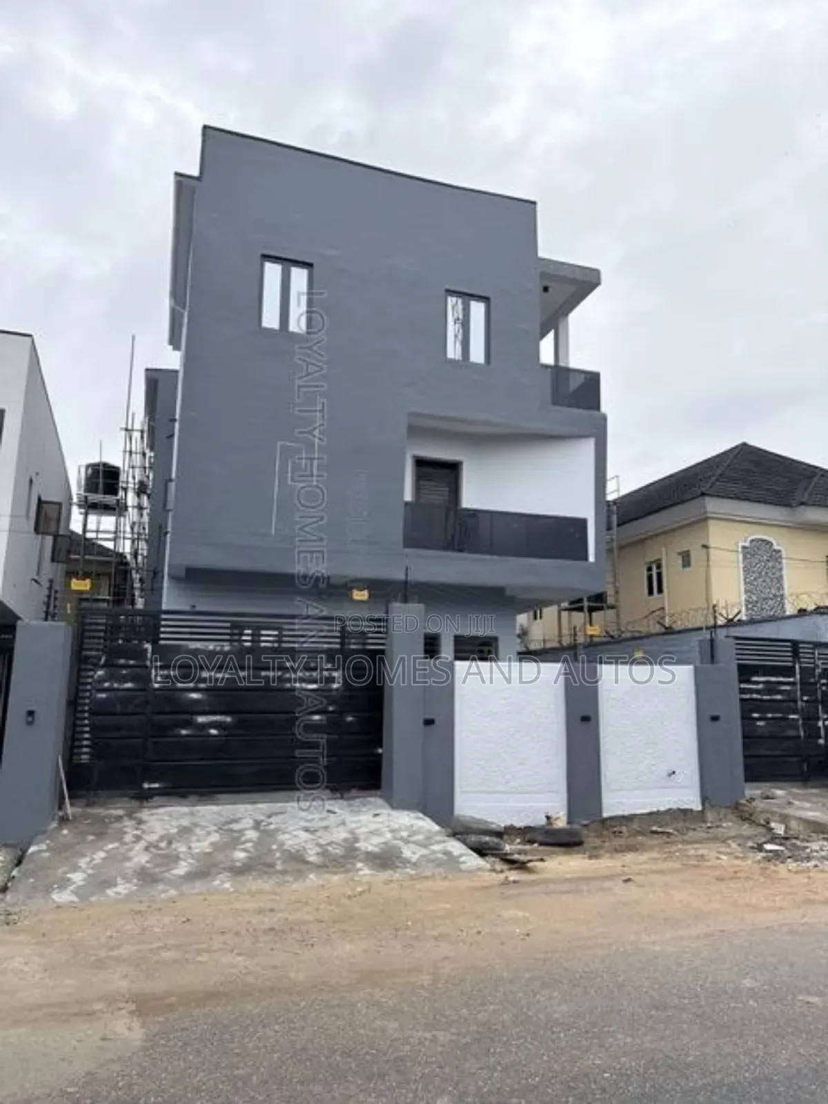 5bdrm Duplex in An Estate Off Wemco for sale in Ikeja