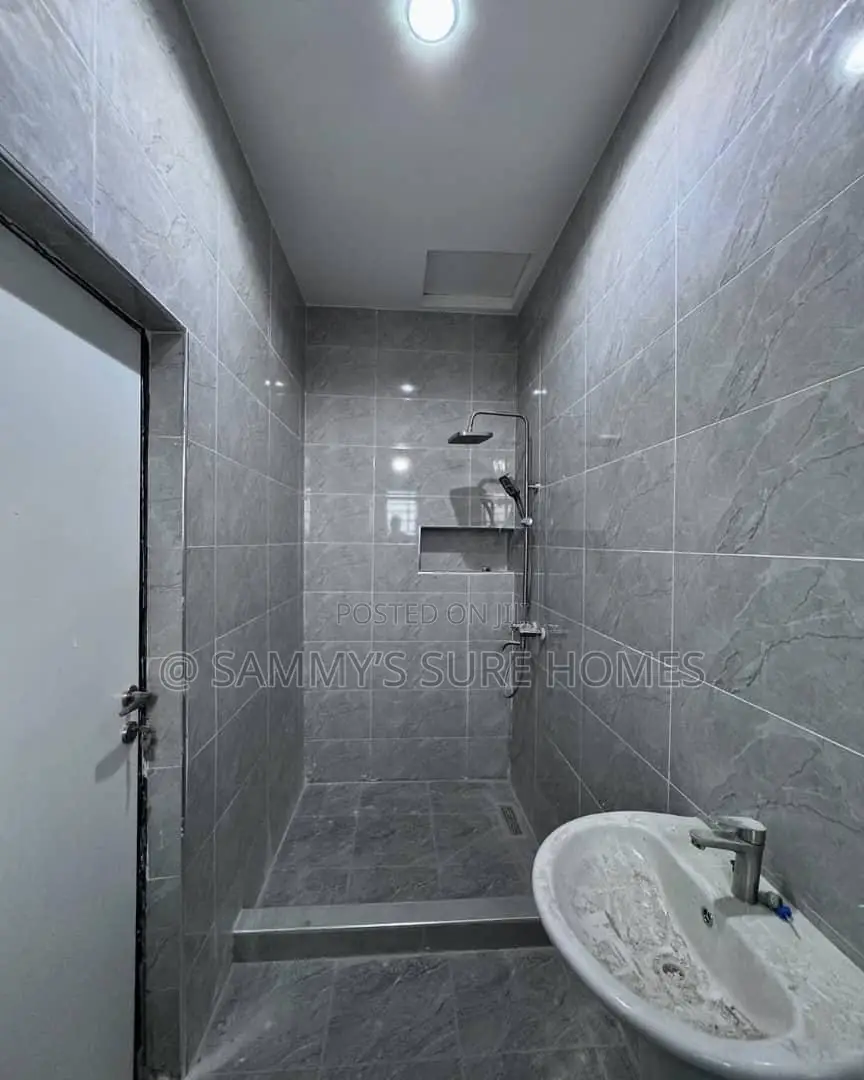 7bdrm Duplex in Utako for sale in Utako