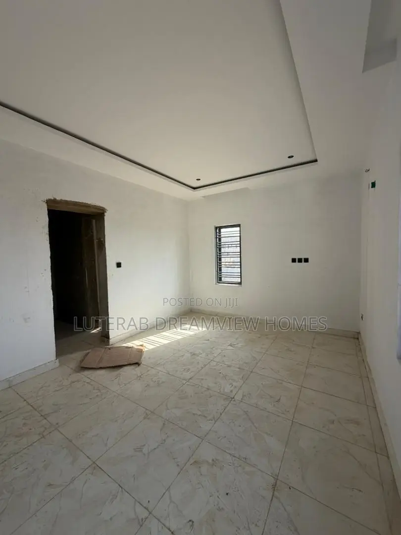 3bdrm Block of Flats in Main Wuye for sale in Wuye