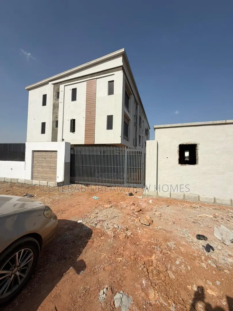 3bdrm Block of Flats in Main Wuye for sale in Wuye