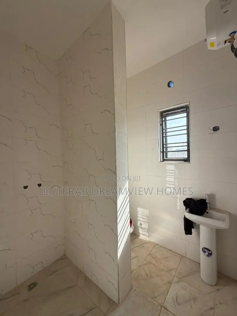 3bdrm Block of Flats in Main Wuye for sale in Wuye