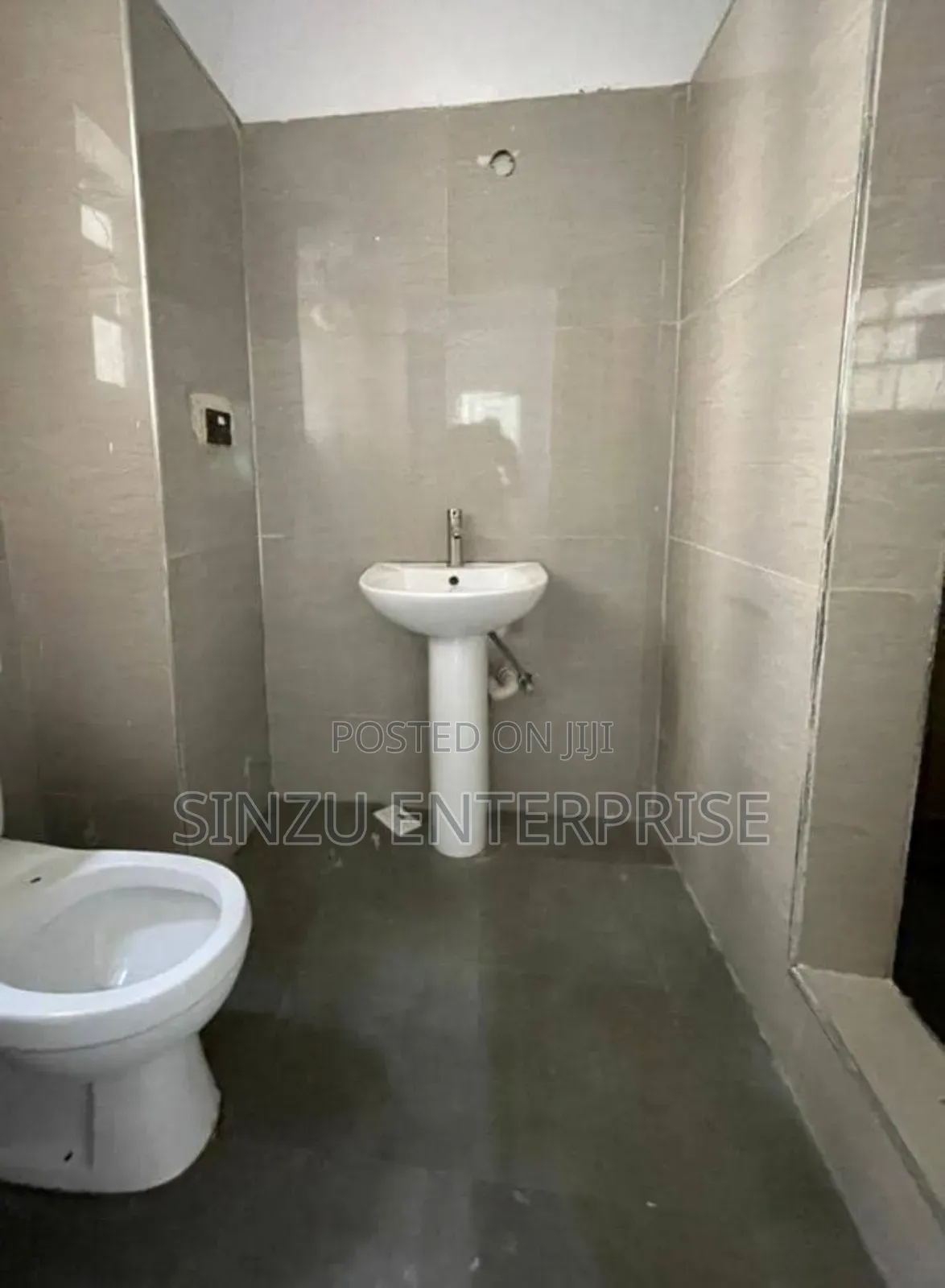 1bdrm Shared Apartment in Orchid Road, Chevron for rent in Chevron