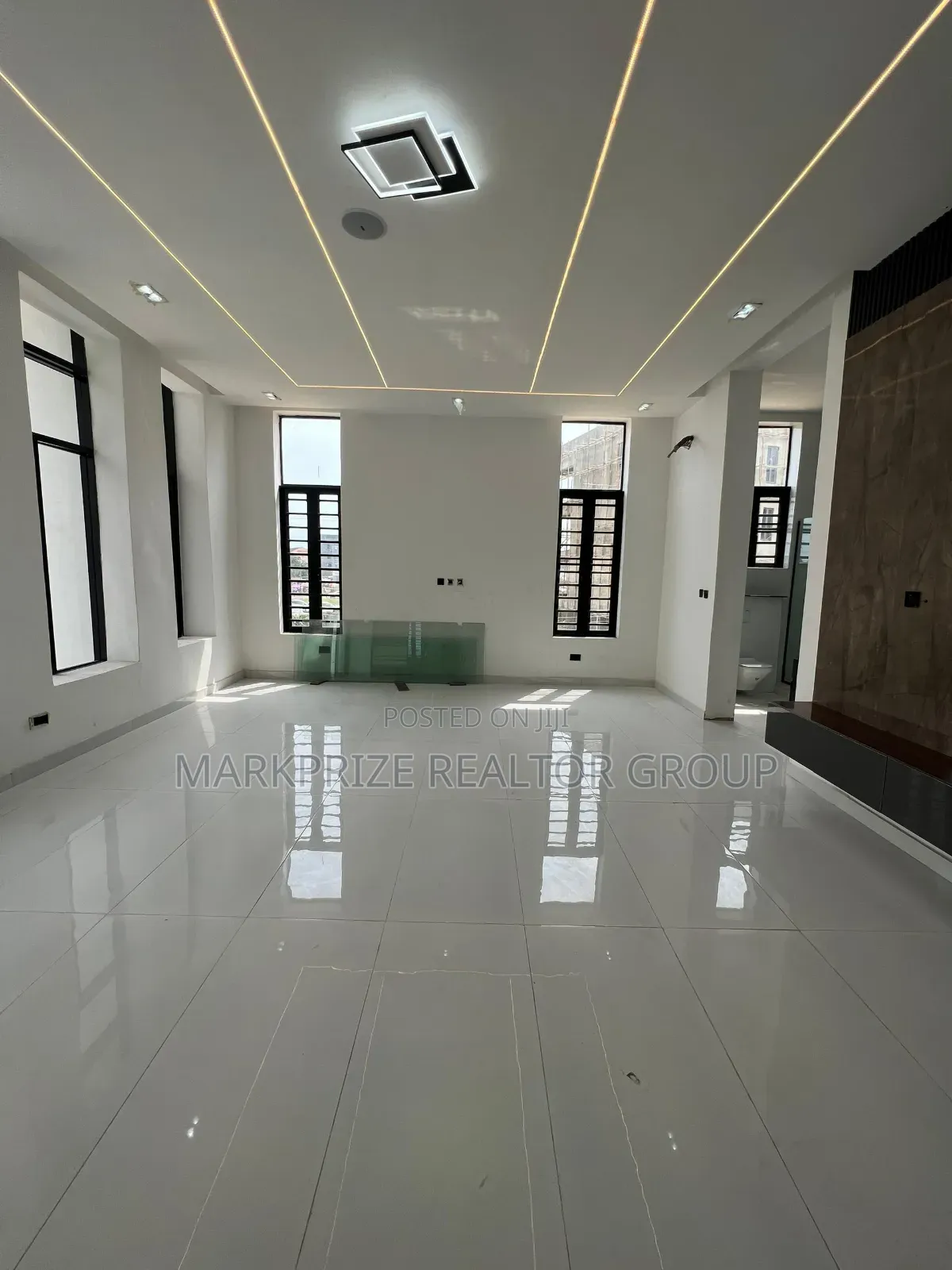 5bdrm Duplex in Chevron for sale in Chevron
