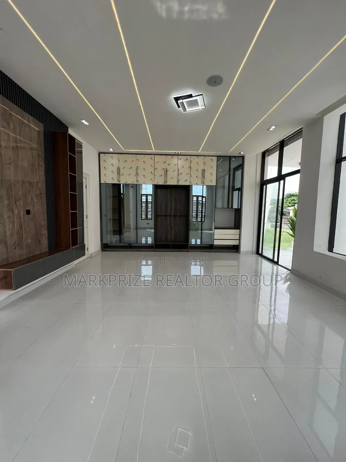 5bdrm Duplex in Chevron for sale in Chevron