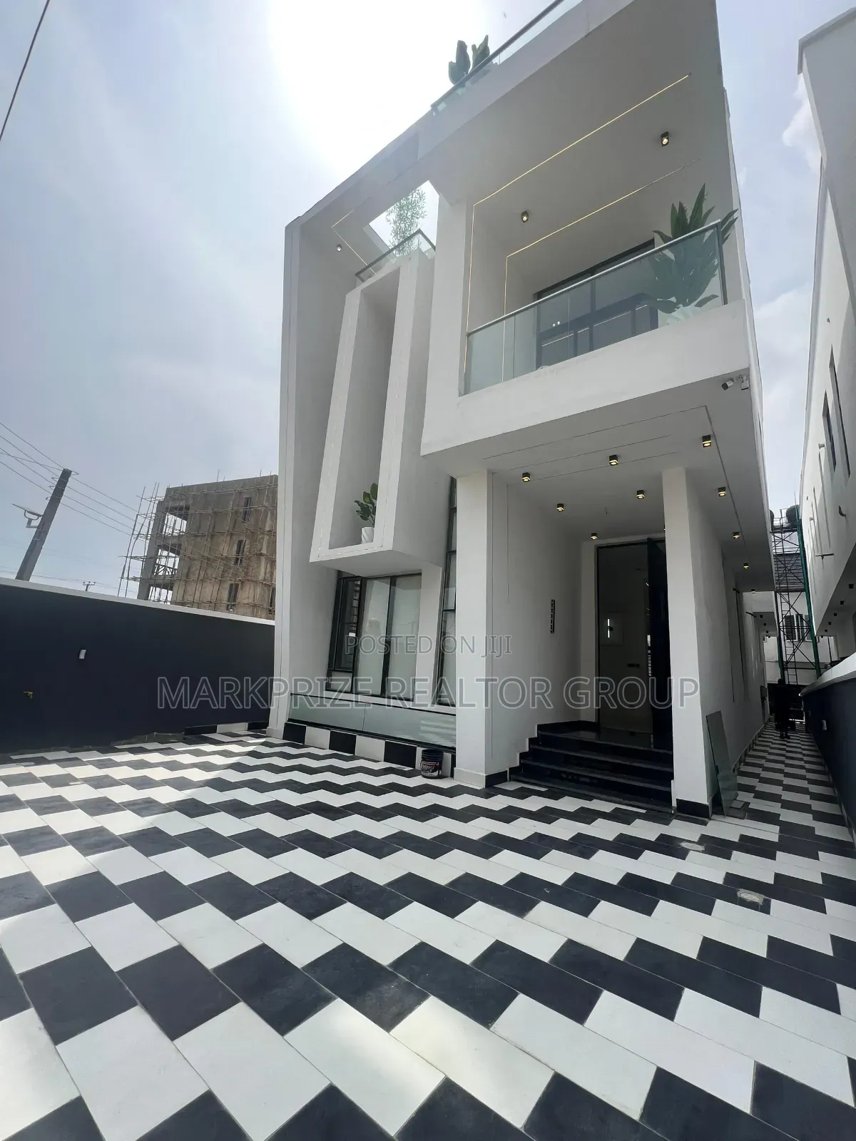 5bdrm Duplex in Chevron for sale in Chevron