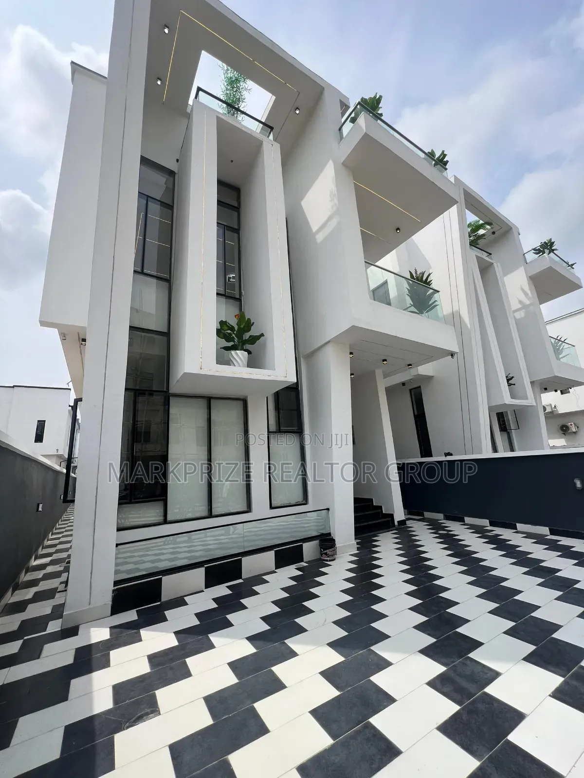 5bdrm Duplex in Chevron for sale in Chevron