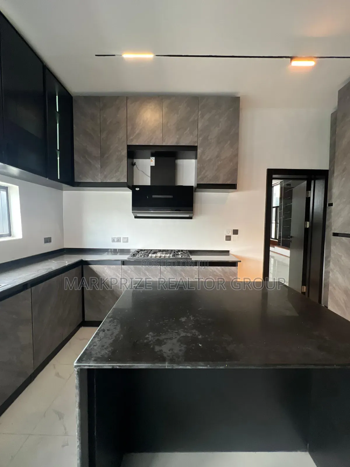 5bdrm Duplex in Lekki Phase 1 for sale in Lekki Phase 1