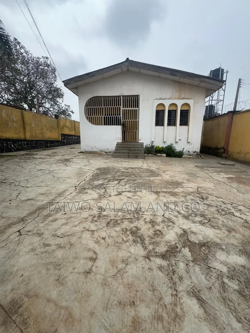 Old Structure on 540sqm of Land in Agodi