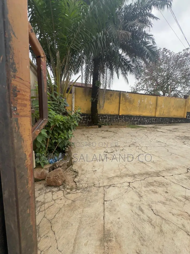 Old Structure on 540sqm of Land in Agodi