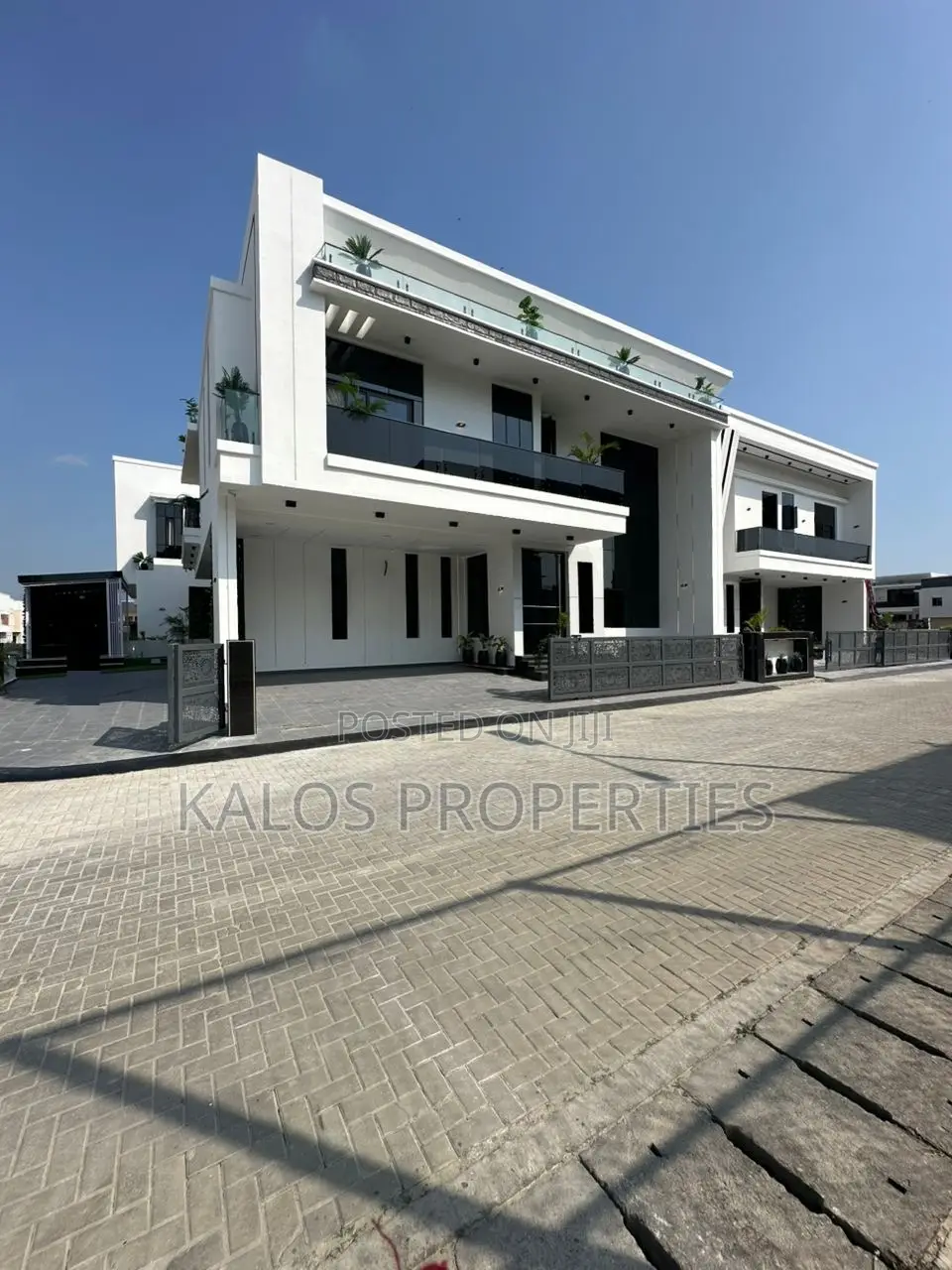 5bdrm Duplex in Chevron for sale in Chevron