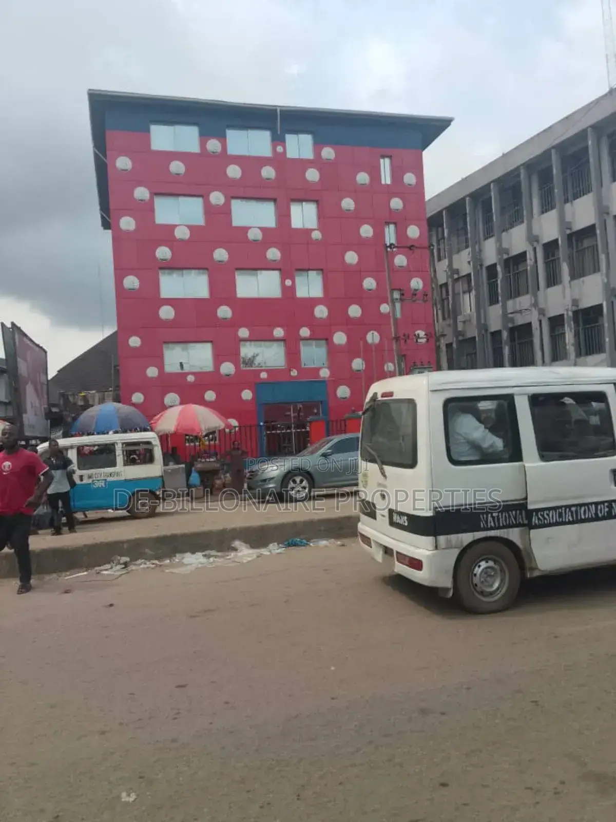 18bdrm House in Owerri for sale in Owerri