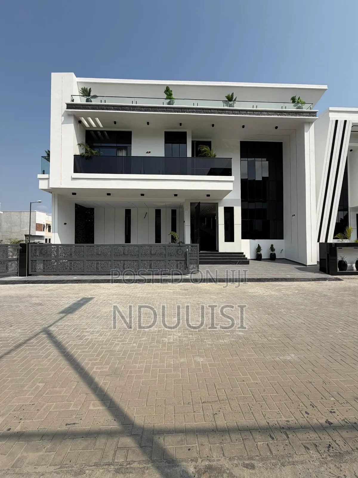 5bdrm Duplex in Chevron for sale in Chevron