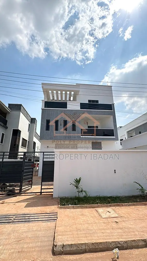 5bdrm Penthouse in Kolapo Ishola Gra, Ibadan for sale in Ibadan