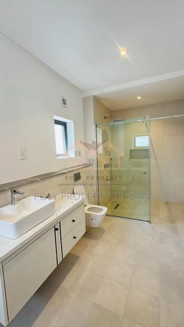5bdrm Penthouse in Kolapo Ishola Gra, Ibadan for sale in Ibadan