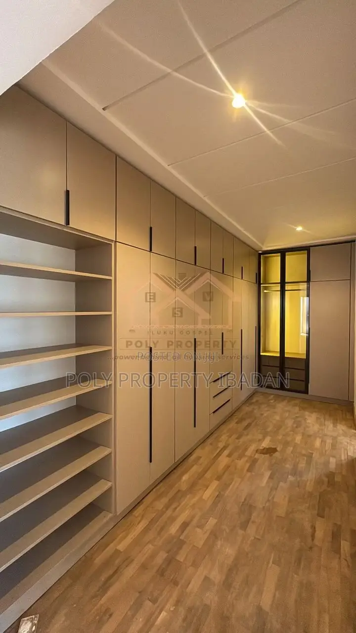 5bdrm Penthouse in Kolapo Ishola Gra, Ibadan for sale in Ibadan
