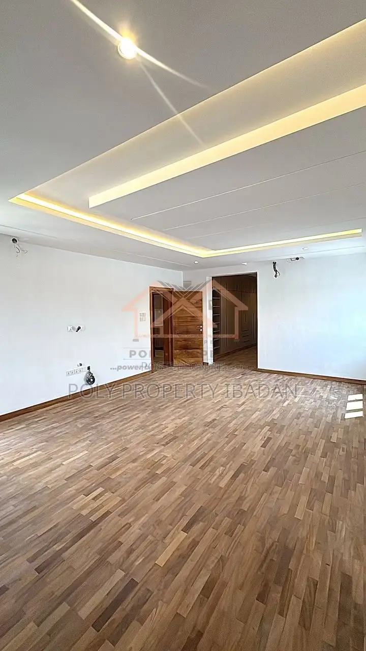 5bdrm Penthouse in Kolapo Ishola Gra, Ibadan for sale in Ibadan